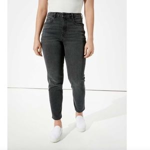 American Eagle 8 Faded Black Curvy Mom Jeans